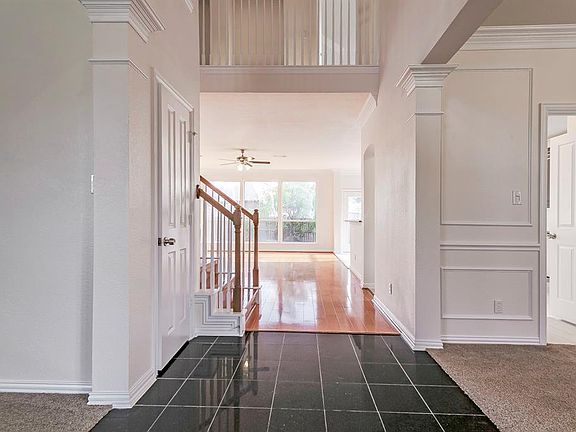3rd image of 7 Lake Glen Ct