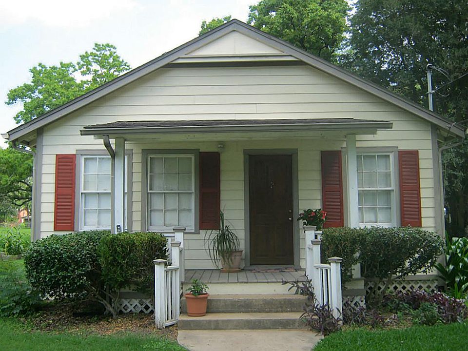 Cute 2 bedroom 2 bath house in the Heart of Tomball.