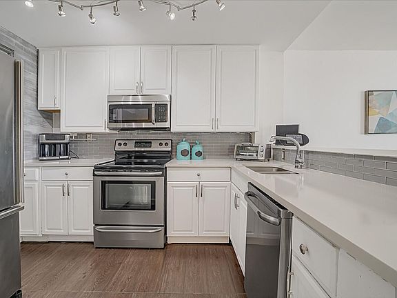 4th image of 1609 N Riverside Drive #304