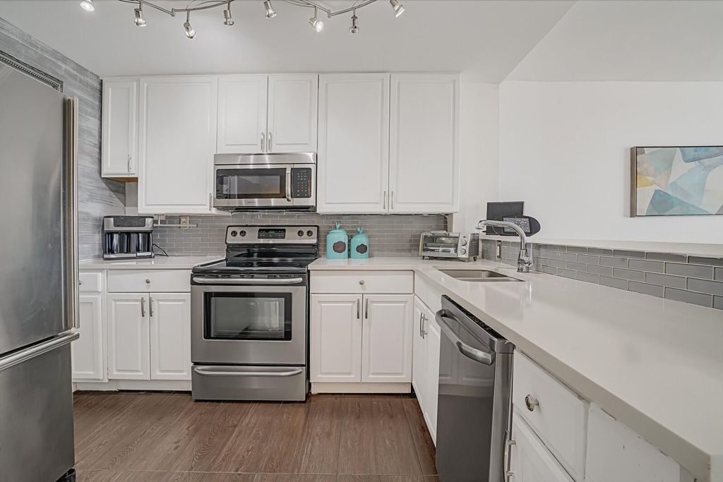1609 N Riverside Drive Unit 304, photo 4
