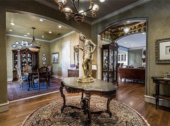 3rd image of 5567 Fairfax Dr