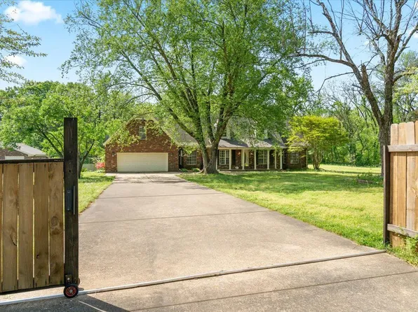 300 Hilldale Ln, Millington, TN 38053