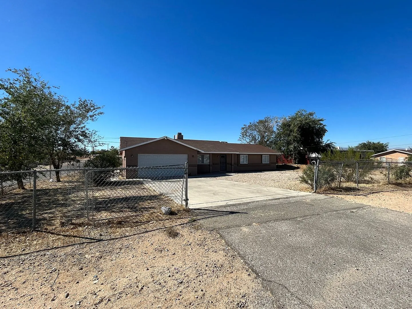 Spacious 4-Bedroom Home on a Large Lot in Hesperia — Photo 2