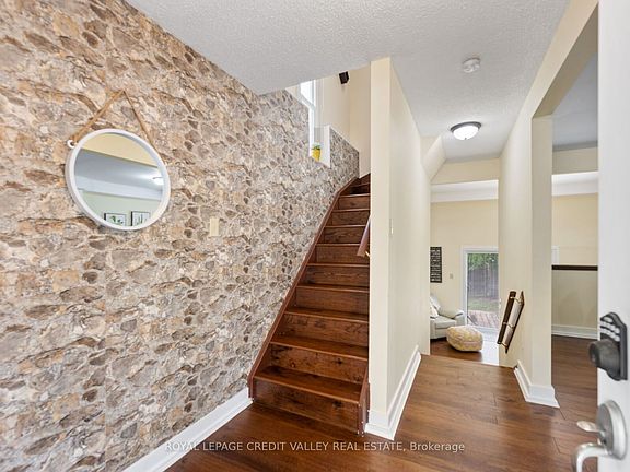 3rd image of 7 Hillpark Trl