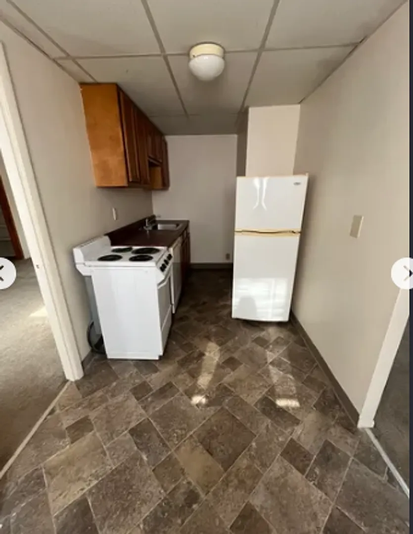 Studio and 1 bedroom units — Photo 2