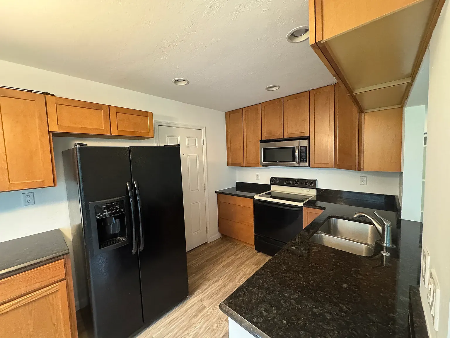 2 bed, 1.5 bath, 896 sqft, $1,400 — Photo 3