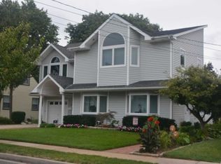 19 Hull St, Oceanside, NY 11572