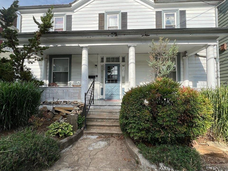 2nd image of 208 N Lewis St