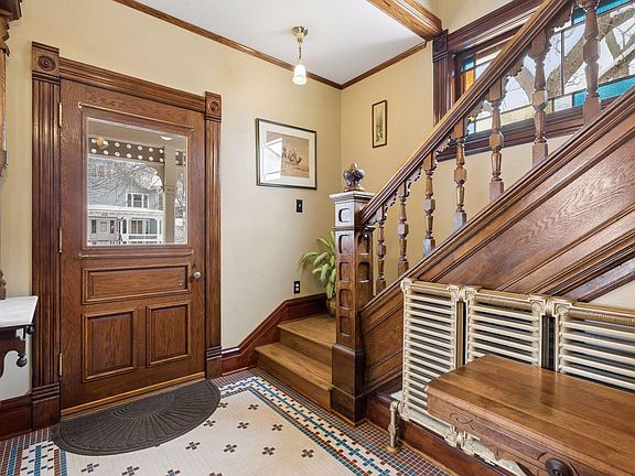 3rd image of 910 W 4th St