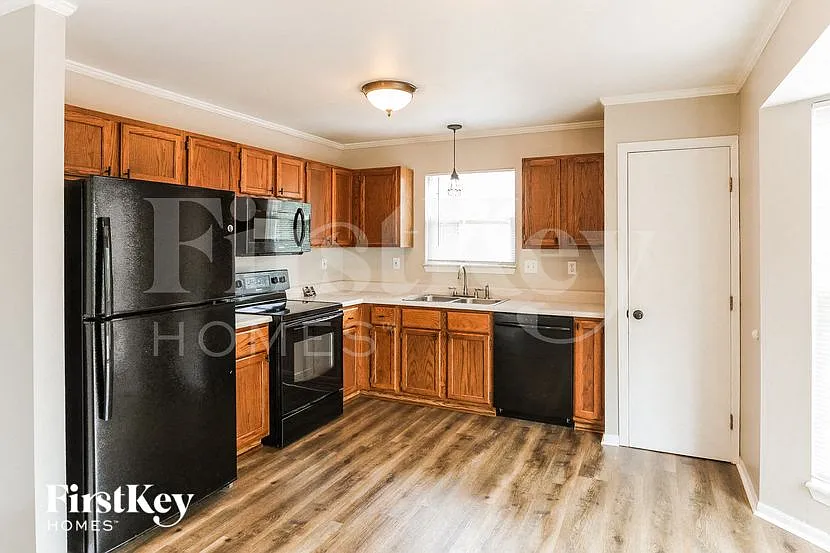 3 bed, 2.0 bath, 1374 sqft, $2,370 — Photo 4