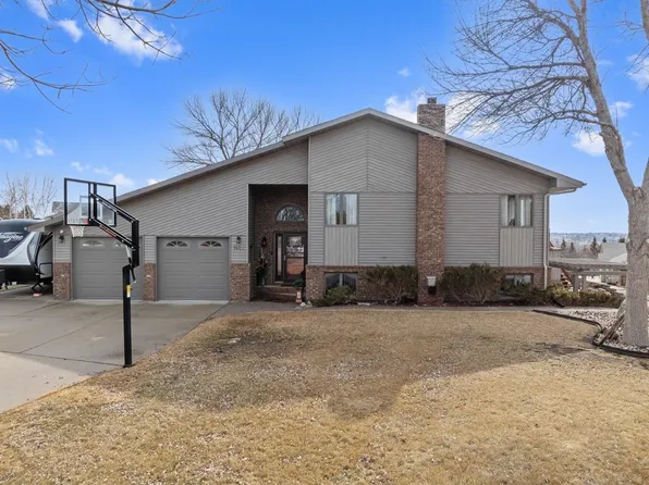 1425 18th Ave NW, Minot, ND 58703