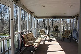 Screened-in porch : 240 sq ft w/composite decking