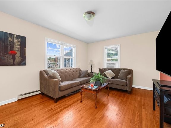 5th image of 16 Abbott Ct