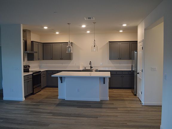 5th image of 573 Bedfordshire Dr