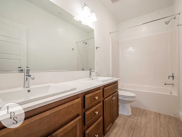 352 N Millard Ave — Photo 4