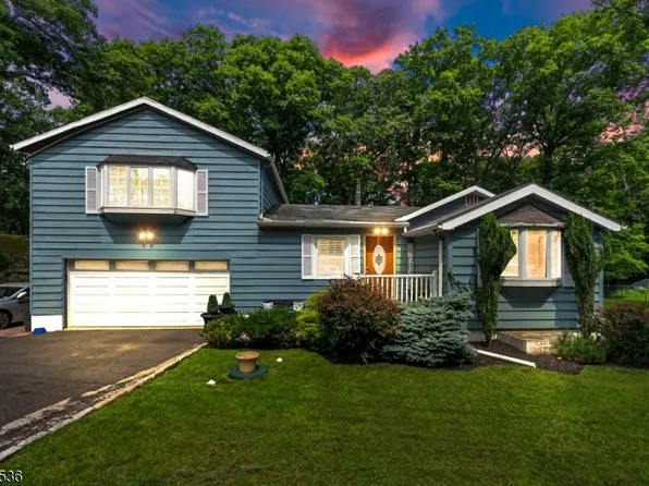 36 Lebanon Trl, Hopatcong Boro, NJ 07843