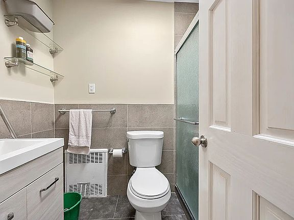 4th image of 721 E 94th St