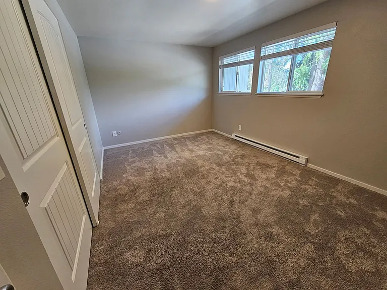 Julee Apartments — Photo 8