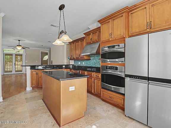 3rd image of 10482 Roundhill Dr