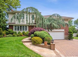 928 Roxbury Dr, Westbury, NY 11590