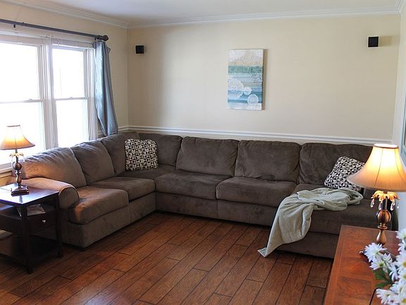 4th image of 131 Camelot Dr