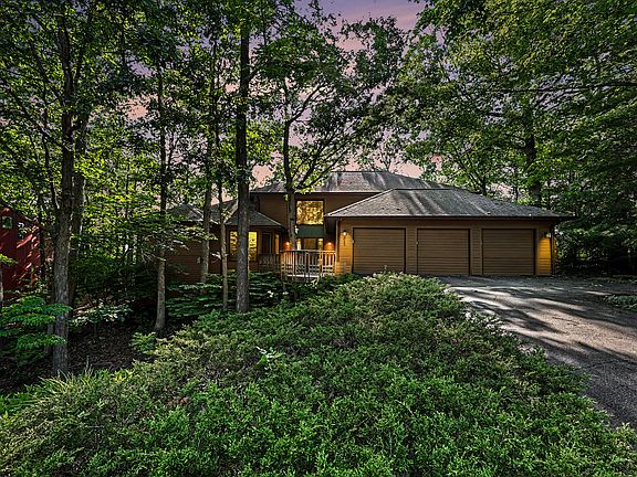 3rd image of 685 Green Rd