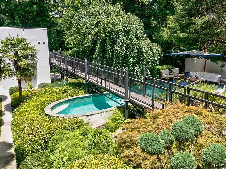 114 Lindbergh Dr NE — Photo 1