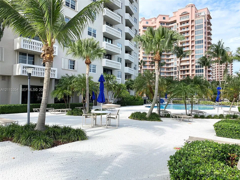 90 Edgewater Dr #1021