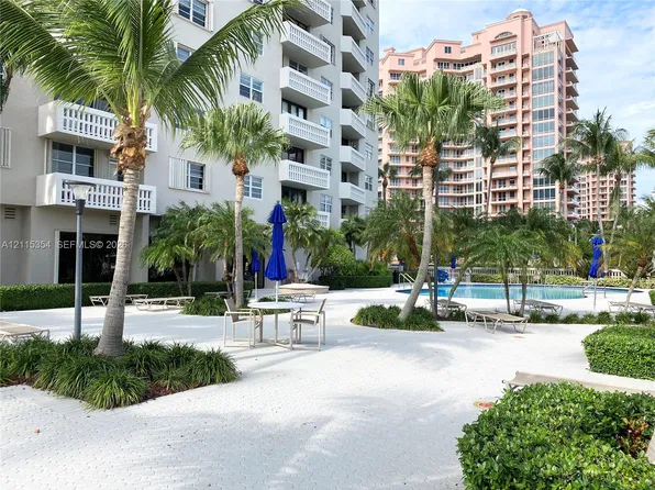 90 Edgewater Dr, Coral Gables, FL