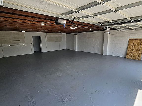4th image of 15832 Town Ln