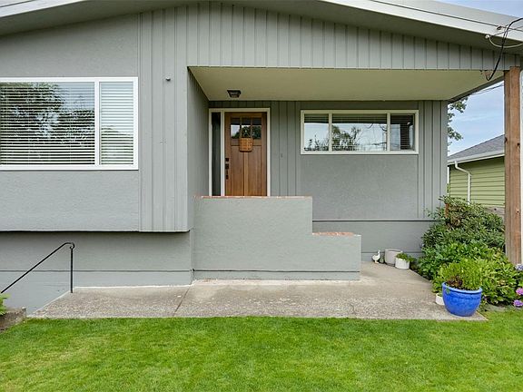 5th image of 3128 Quadra St