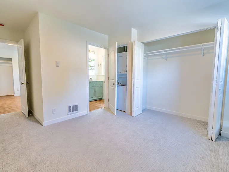 Lake Court Apartments — Photo 7