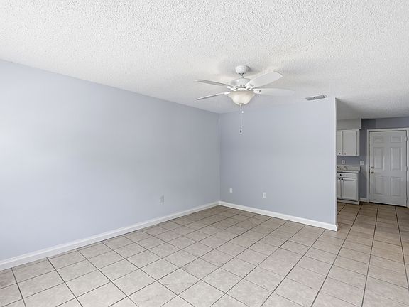 3rd image of 1725 Birchwood Cir APT 1