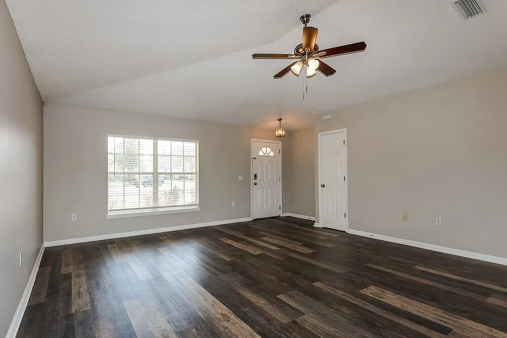 3 bed, 2.0 bath, 1270 sqft, $2,370 — Photo 4