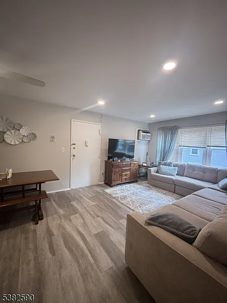 2 bed, 1.0 bath, 900 sqft, $2,700 — Photo 2
