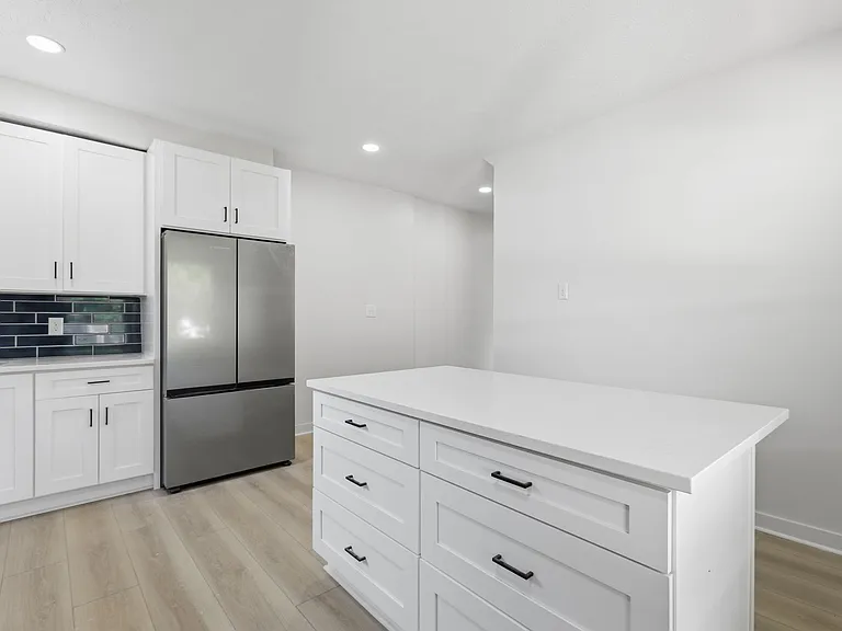 826 E 44th St — Photo 12