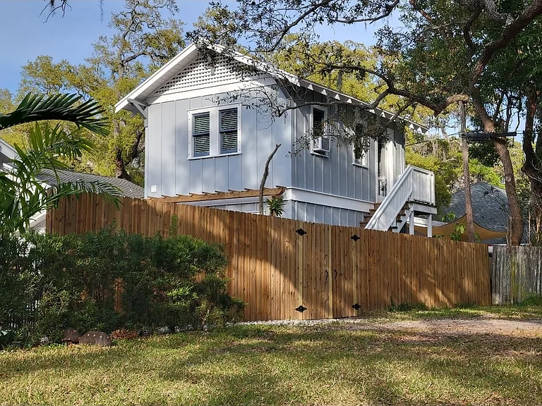 611 Bay Ave #B — Photo 1