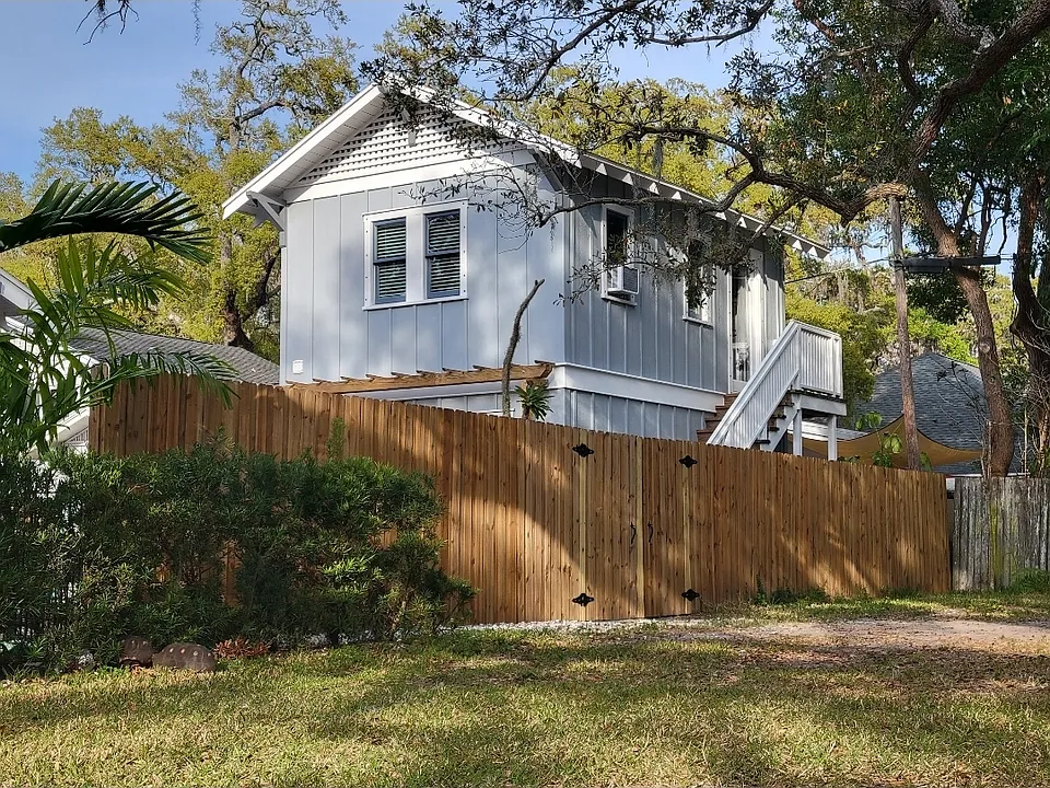 611 Bay Ave #B