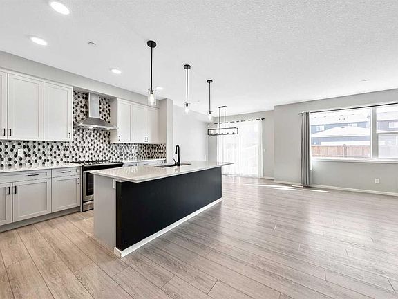 2nd image of 98 W Lucas Cres NW