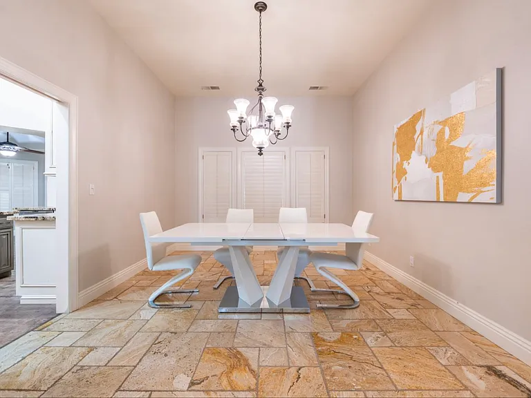 585 E Chesapeake Cir — Photo 6