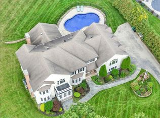 27 Hoveys Pond Dr, Boxford, MA 01921