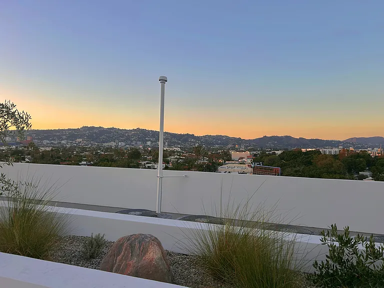 637 S Fairfax Ave — Photo 25
