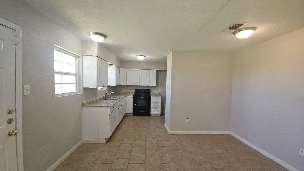 3 bed, 2.0 bath, 1470 sqft, $1,899 — Photo 4
