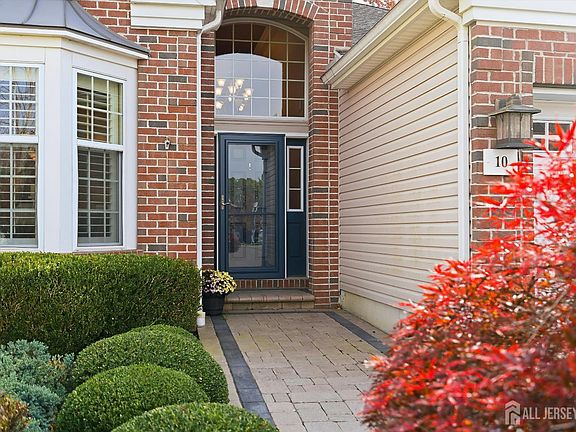 2nd image of 10 Iverness Ct