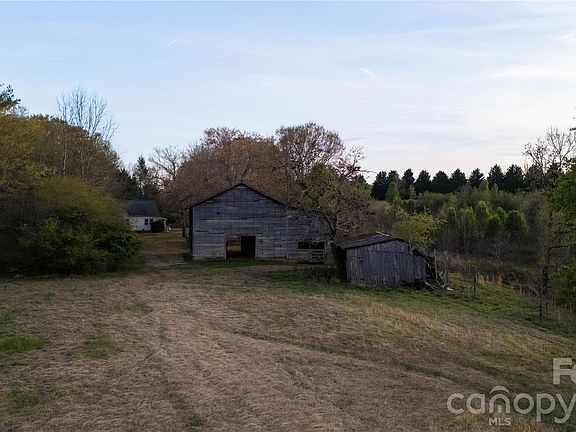 15th image of 3771 United States Highway 221 N