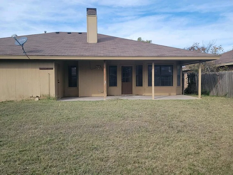 1653 Parkview Dr — Photo 3