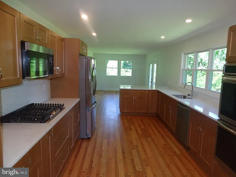 449 E Street Rd — Photo 8