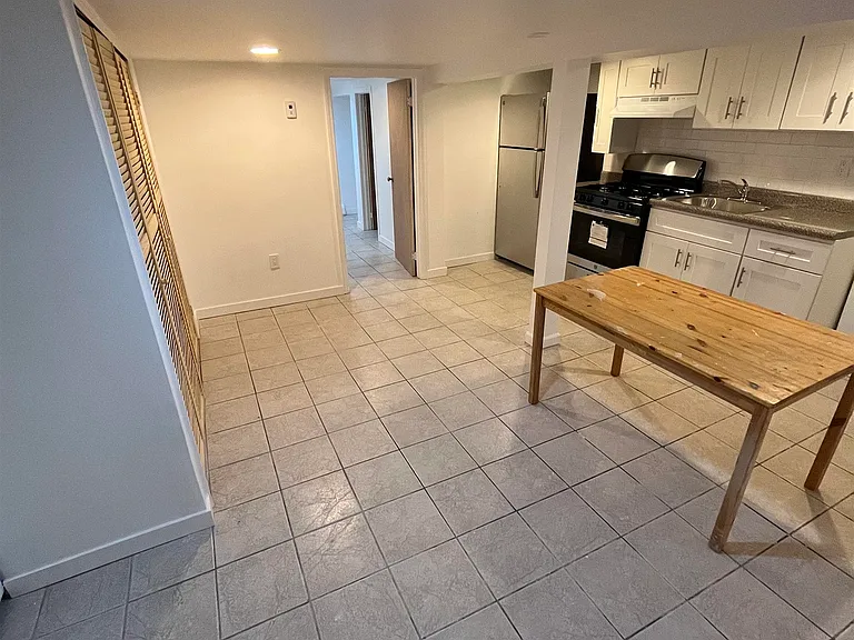 431 Monmouth St — Photo 4