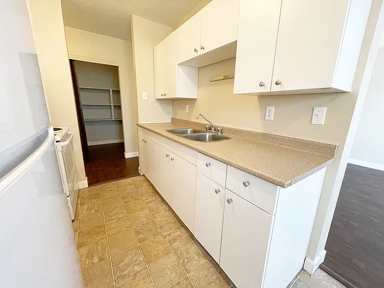10120 Manning Ave — Photo 8