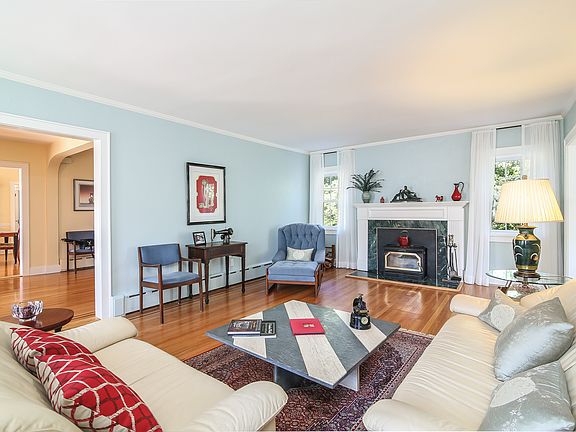 3rd image of 2 Glendon Cir